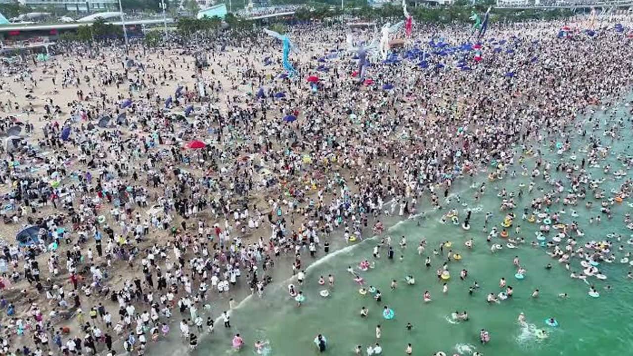 Foto - 1,8 kilometrelik plajda izdiham! 200 bin kişi aynı anda yüzünce kota getirildi