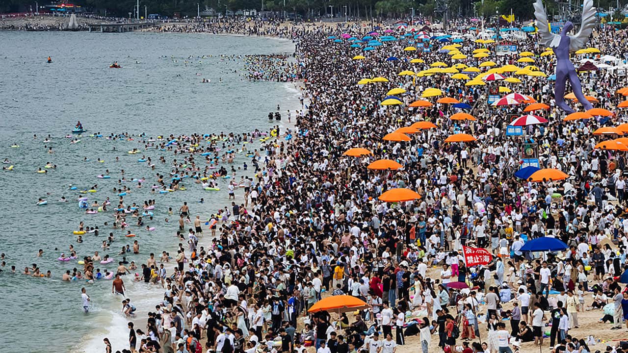 Foto - 1,8 kilometrelik plajda izdiham! 200 bin kişi aynı anda yüzünce kota getirildi