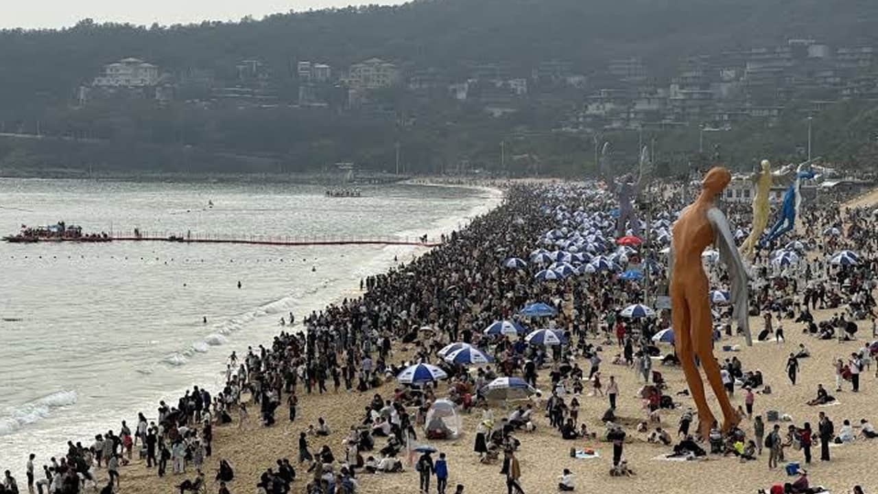 Foto - 1,8 kilometrelik plajda izdiham! 200 bin kişi aynı anda yüzünce kota getirildi