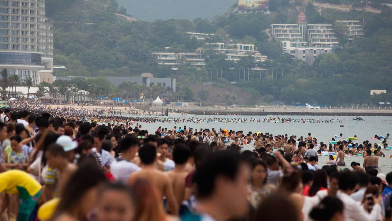 Foto - 1,8 kilometrelik plajda izdiham! 200 bin kişi aynı anda yüzünce kota getirildi