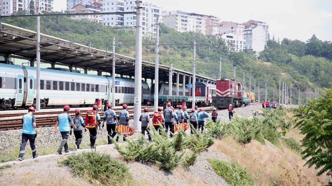 Foto - 3 ilden ekipler katıldı! Hızlı tren kazası tatbikatı yapıldı