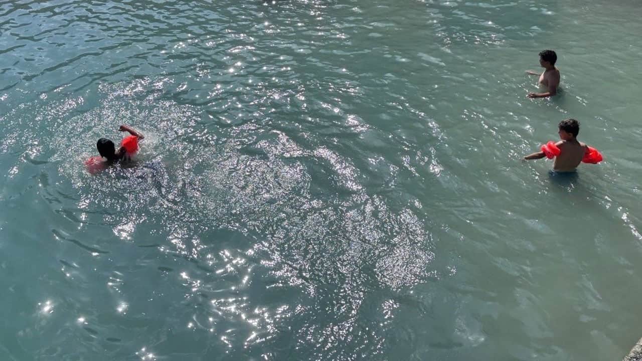 Foto - 40 derece sıcakta çözümü böyle buldular! Suyun önünü kesip havuz yaptılar