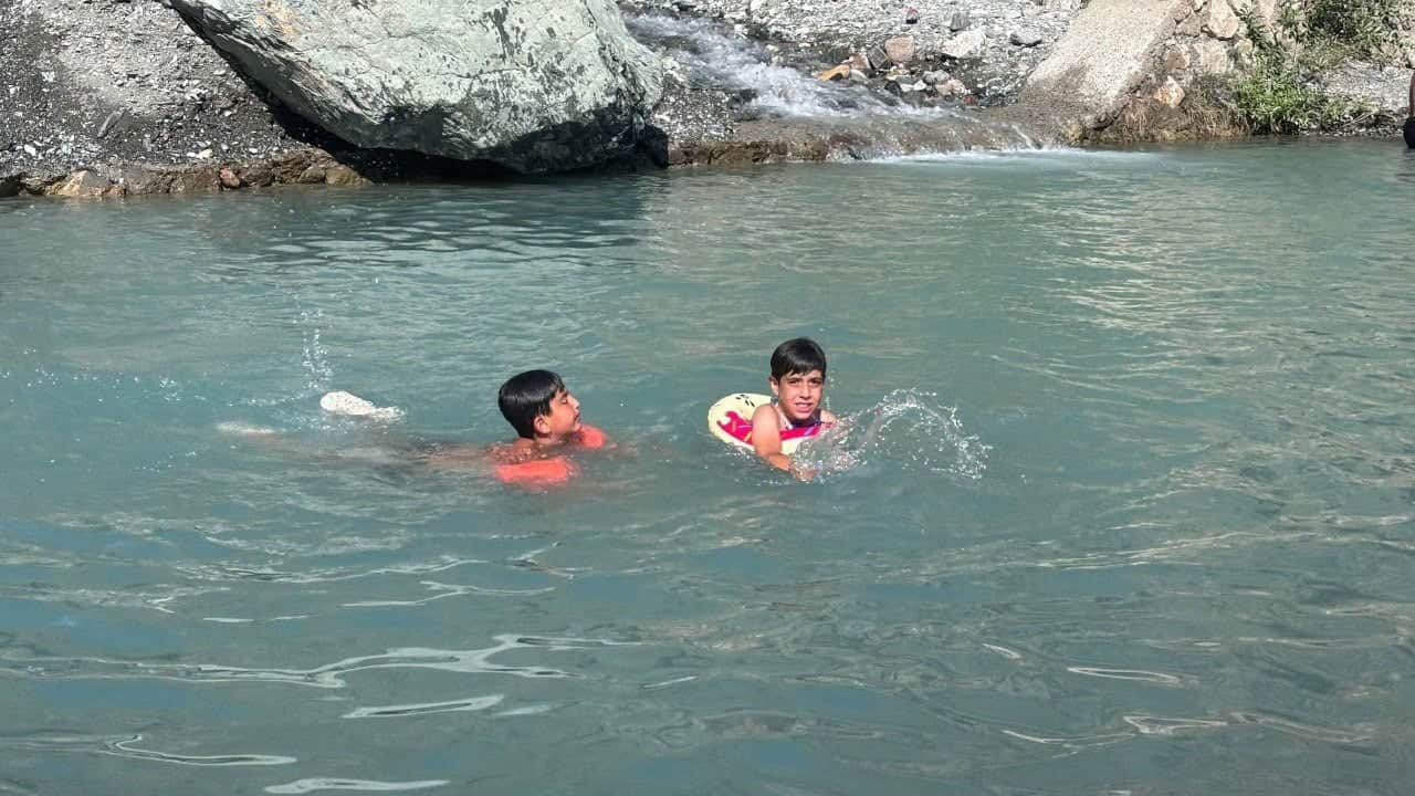 Foto - 40 derece sıcakta çözümü böyle buldular! Suyun önünü kesip havuz yaptılar