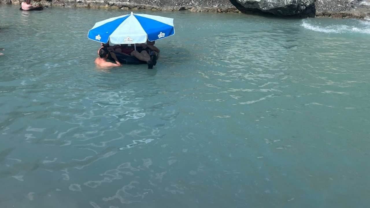 Foto - 40 derece sıcakta çözümü böyle buldular! Suyun önünü kesip havuz yaptılar