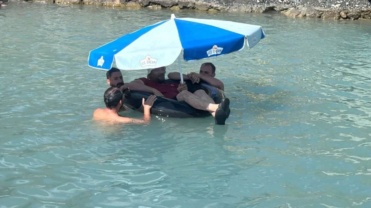 40 derece sıcakta çözümü böyle buldular! Suyun önünü kesip havuz yaptılar