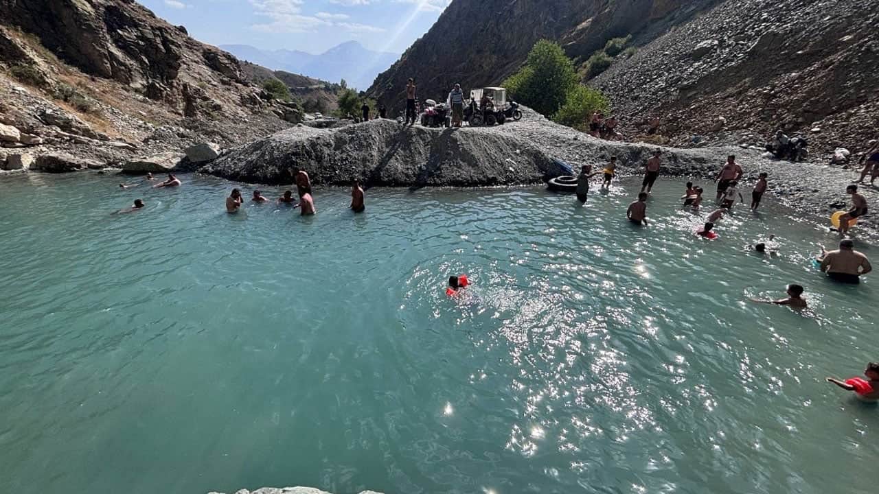 Foto - 40 derece sıcakta çözümü böyle buldular! Suyun önünü kesip havuz yaptılar