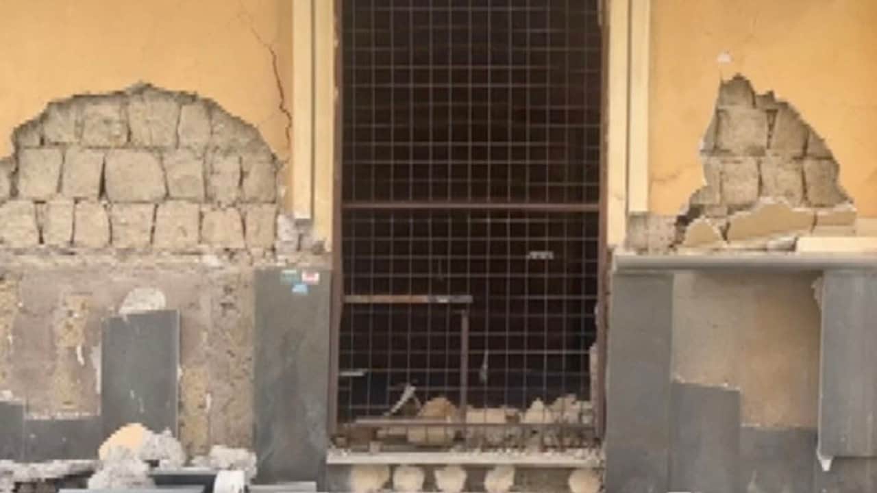 Foto - 4,7’lik deprem bile bu hale getirmeye yetti! Binalarda büyük hasar oluştu