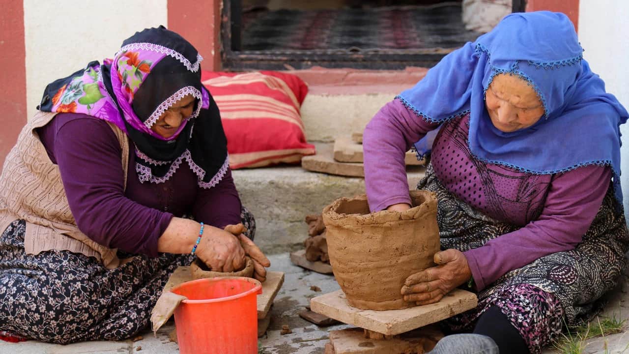 70 yaşındaki çömlek ustalarının emeği seramik sanatına ilham oldu! Asırlık Dölek çamuru yeniden şekillendi