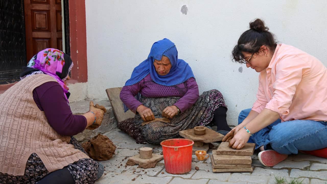 Foto - 70 yaşındaki çömlek ustalarının emeği seramik sanatına ilham oldu! Asırlık Dölek çamuru yeniden şekillendi