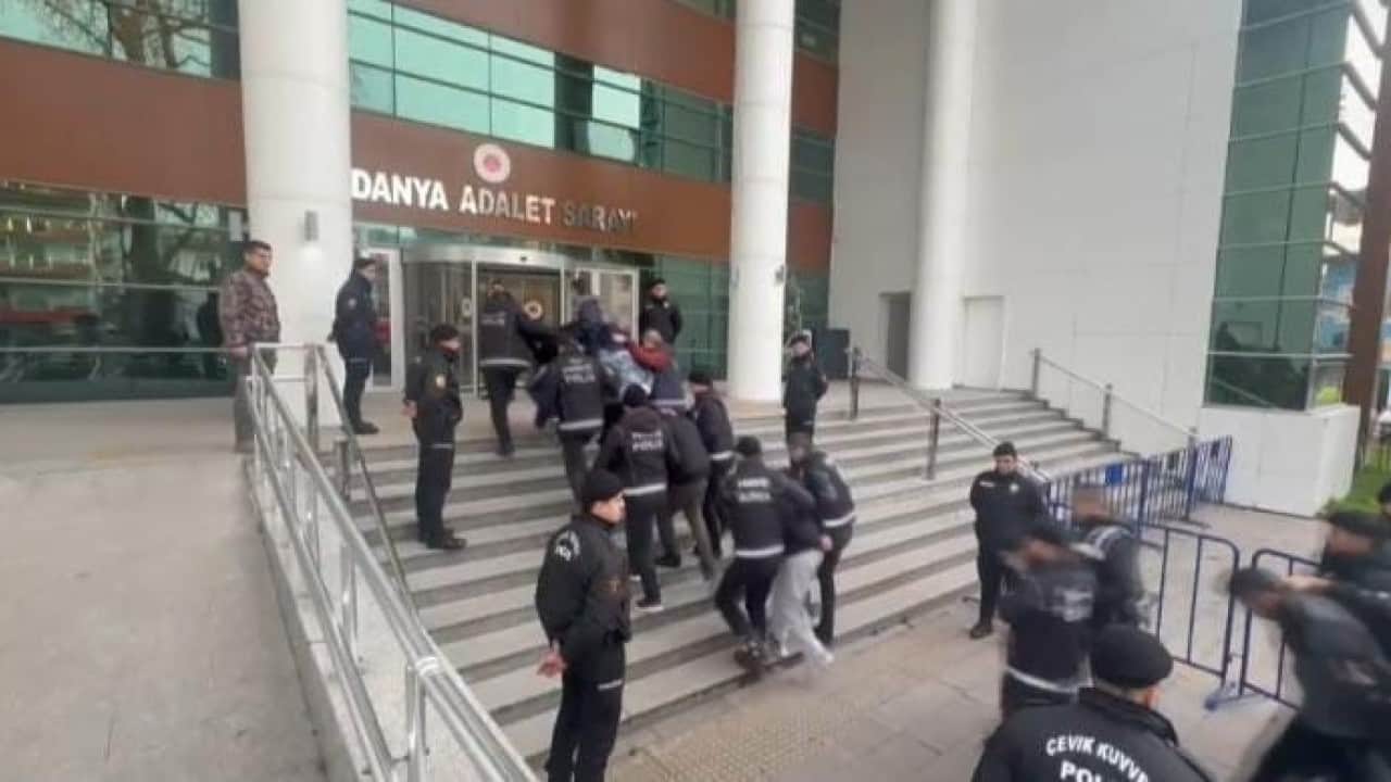 Foto - 700 polisle şafak operasyon Uyuşturucuyu camdan attı