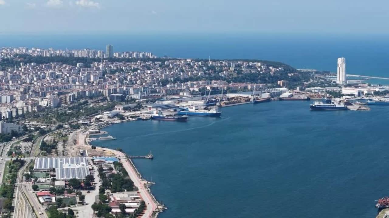 Foto - 70'e yakın gemi talimatı bekliyor Savaştan kaçan Samsun’a geldi