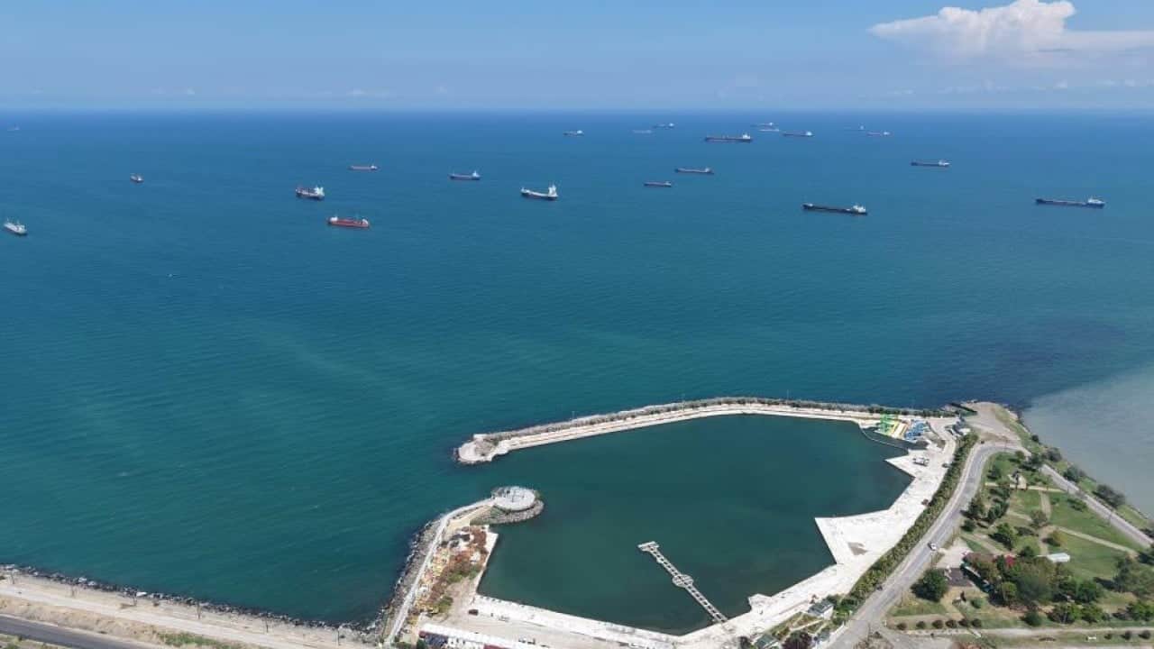 Foto - 70'e yakın gemi talimatı bekliyor Savaştan kaçan Samsun’a geldi