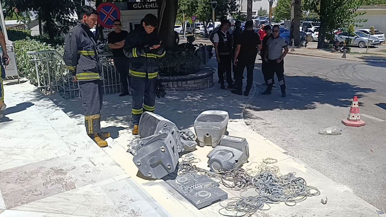 Foto - 839 bin lira ceza yediği ses sistemini belediyenin önünde benzin döküp yaktı