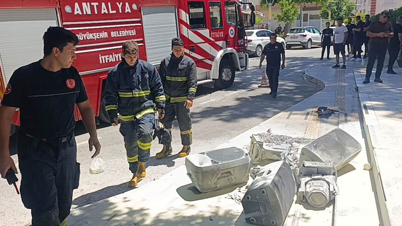 Foto - 839 bin lira ceza yediği ses sistemini belediyenin önünde benzin döküp yaktı
