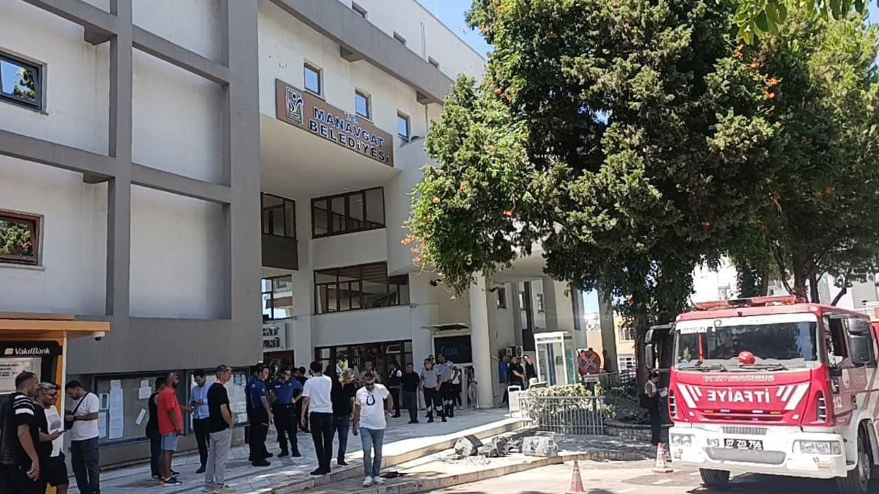 Foto - 839 bin lira ceza yediği ses sistemini belediyenin önünde benzin döküp yaktı