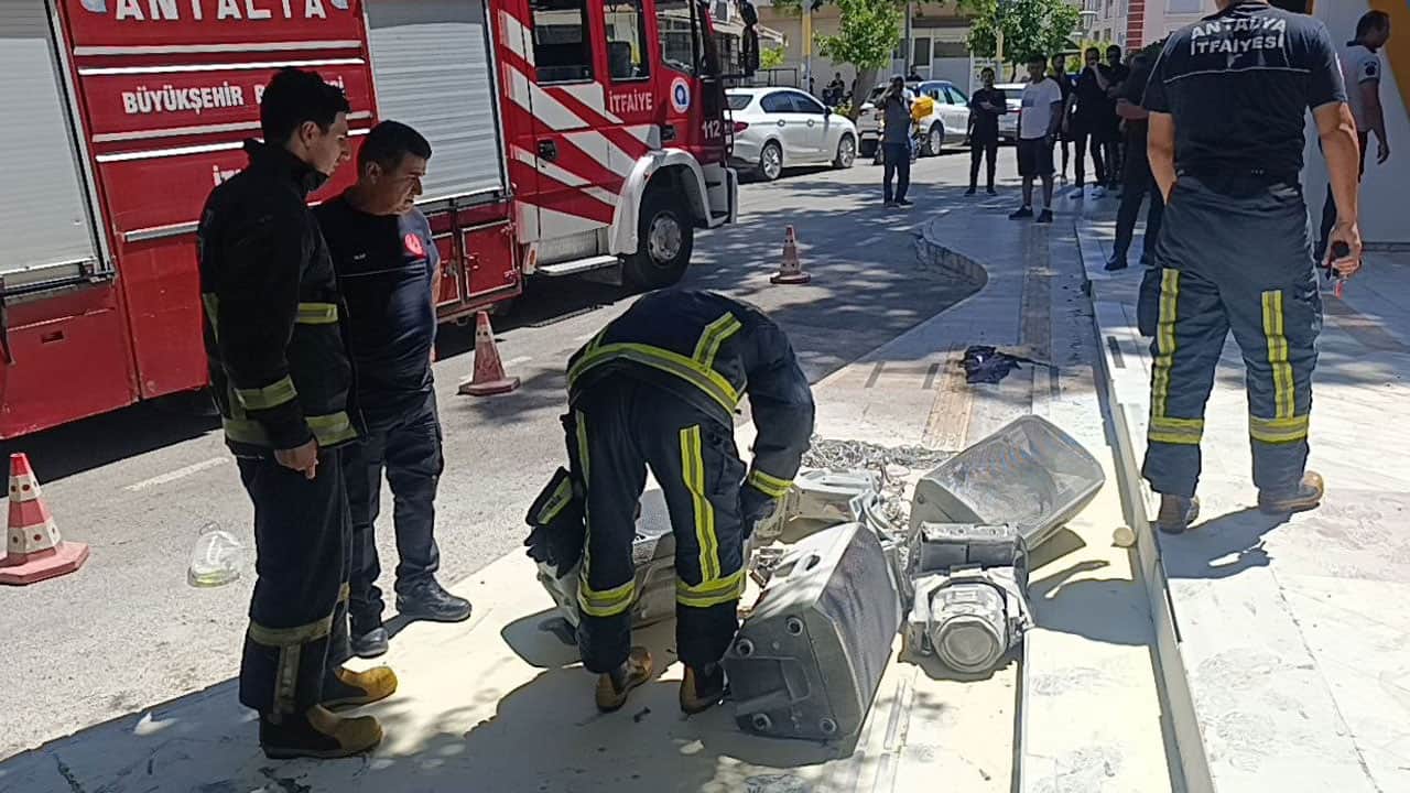 Foto - 839 bin lira ceza yediği ses sistemini belediyenin önünde benzin döküp yaktı