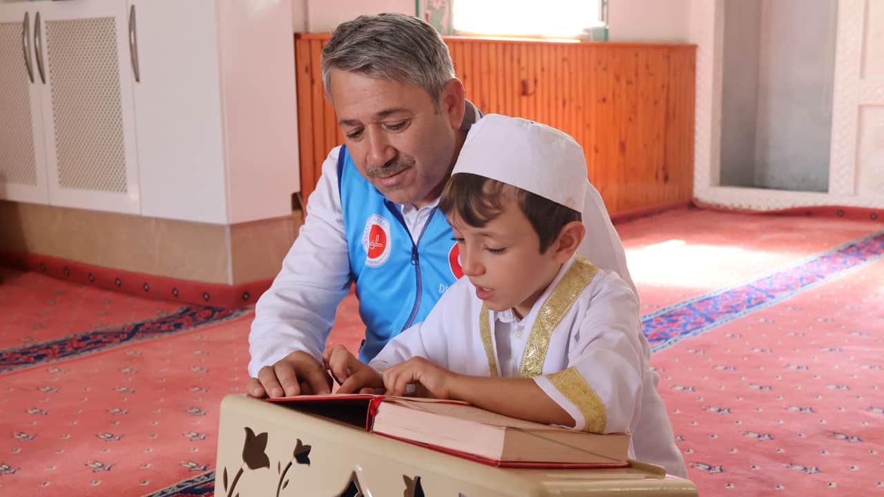 Foto - 9 yaşındaki çocuğun büyük mutluluğu! Otizmli Asilhan, Kur’an-ı Kerim okumayı öğrendi