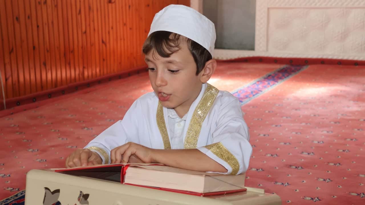 9 yaşındaki çocuğun büyük mutluluğu! Otizmli Asilhan, Kur’an-ı Kerim okumayı öğrendi