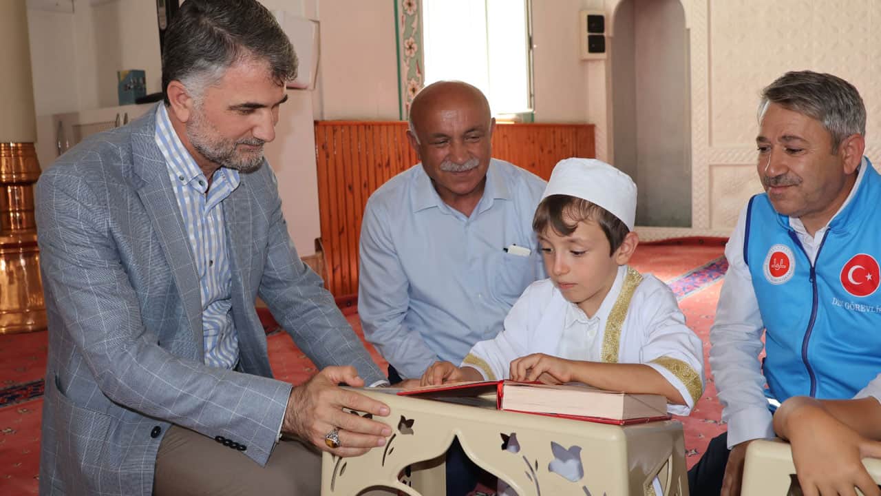 Foto - 9 yaşındaki çocuğun büyük mutluluğu! Otizmli Asilhan, Kur’an-ı Kerim okumayı öğrendi