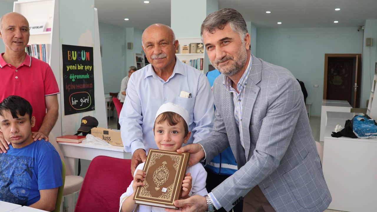 Foto - 9 yaşındaki çocuğun büyük mutluluğu! Otizmli Asilhan, Kur’an-ı Kerim okumayı öğrendi