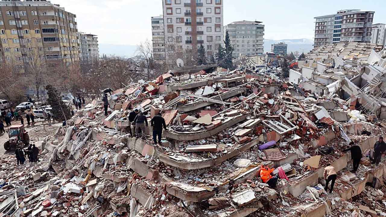 Foto - 99 depreminde kaybolmuştu! Oğlunun naaşını bulmak için 18 mezar açtırdı