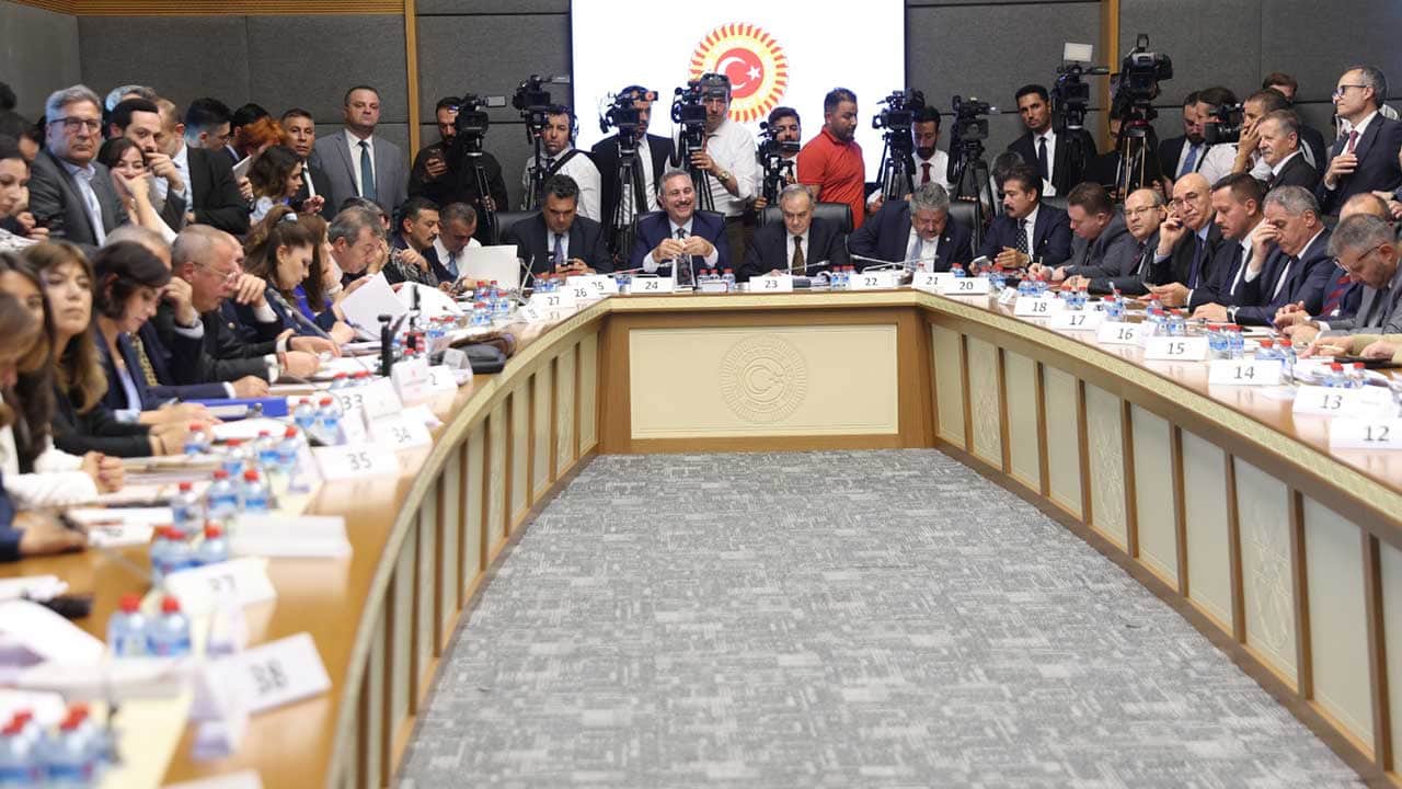 Foto - Adalet Komisyonu'nda konuşan AK Parti Grup Başkanvekili Abdulhamit Gül: Kanun teklifi milletimizin teklifidir