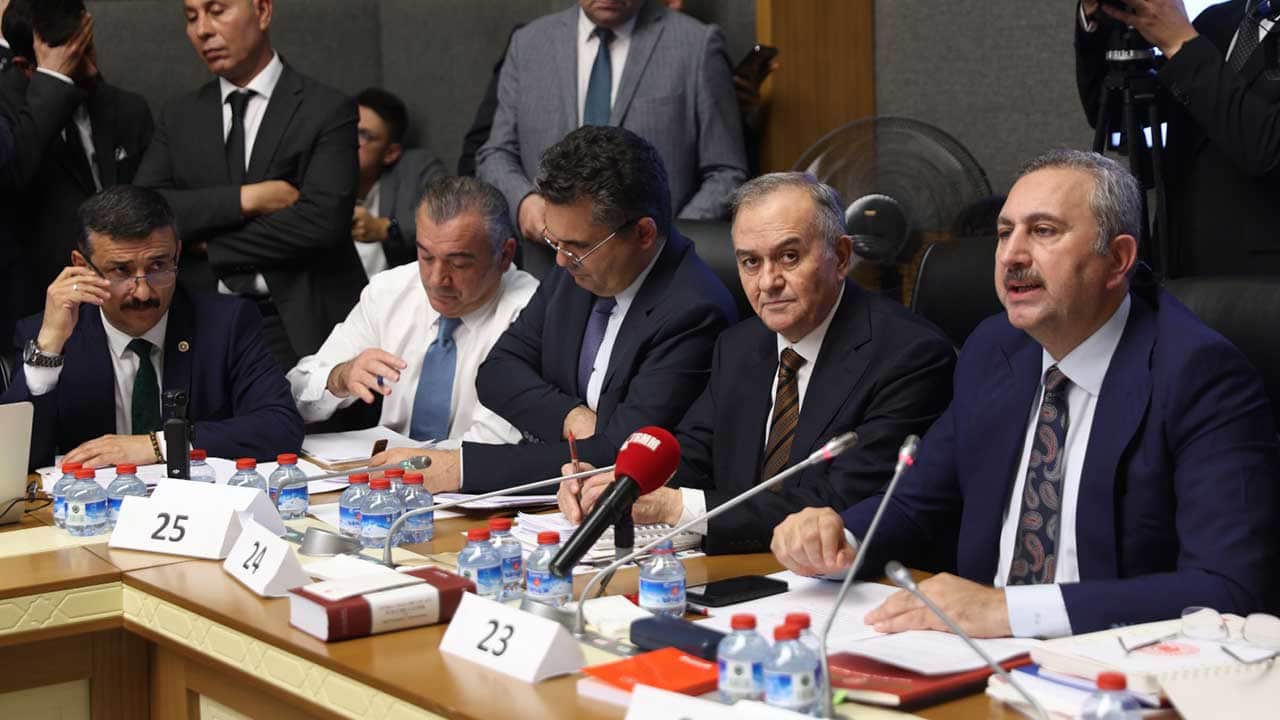 Foto - Adalet Komisyonu'nda konuşan AK Parti Grup Başkanvekili Abdulhamit Gül: Kanun teklifi milletimizin teklifidir