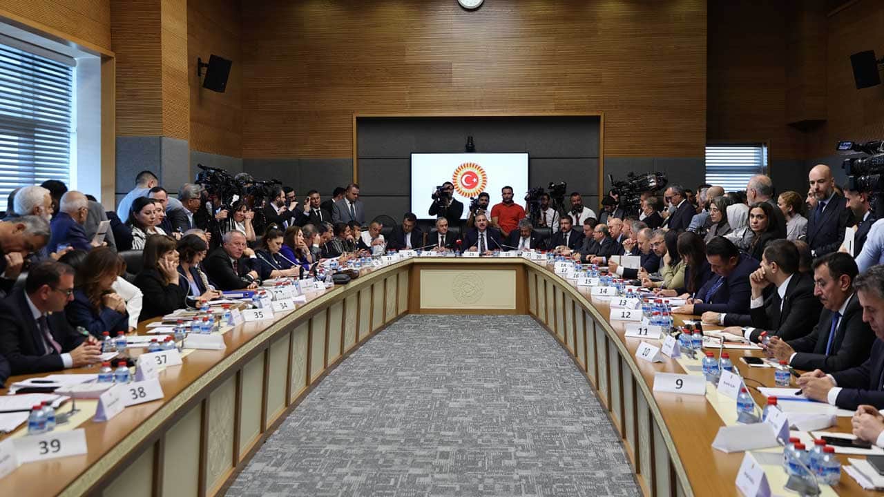 Foto - Adalet Komisyonu'nda konuşan AK Parti Grup Başkanvekili Abdulhamit Gül: Kanun teklifi milletimizin teklifidir