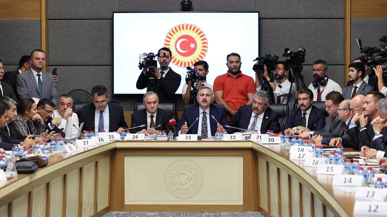 Foto - Adalet Komisyonu'nda konuşan AK Parti Grup Başkanvekili Abdulhamit Gül: Kanun teklifi milletimizin teklifidir