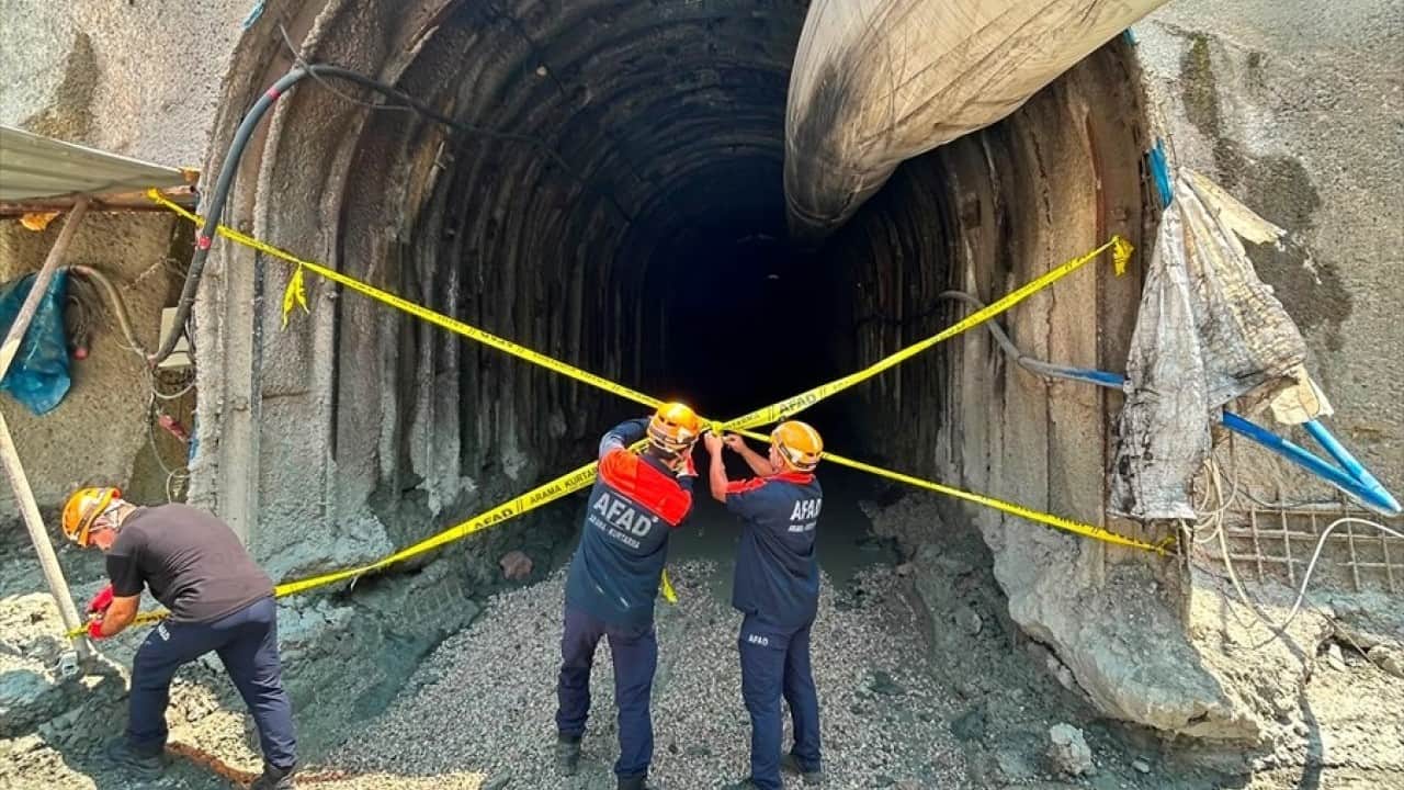 Foto - Adana'da içme suyu tünel hattında meydana gelen göçükte 1 işçi öldü