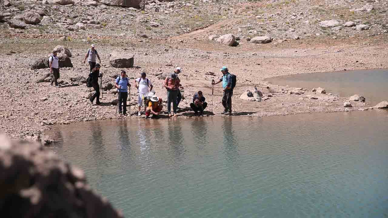 Foto - Adı ‘kara’ ama görüntüsü muhteşem: Karagöl, turkuaz rengiyle büyülüyor