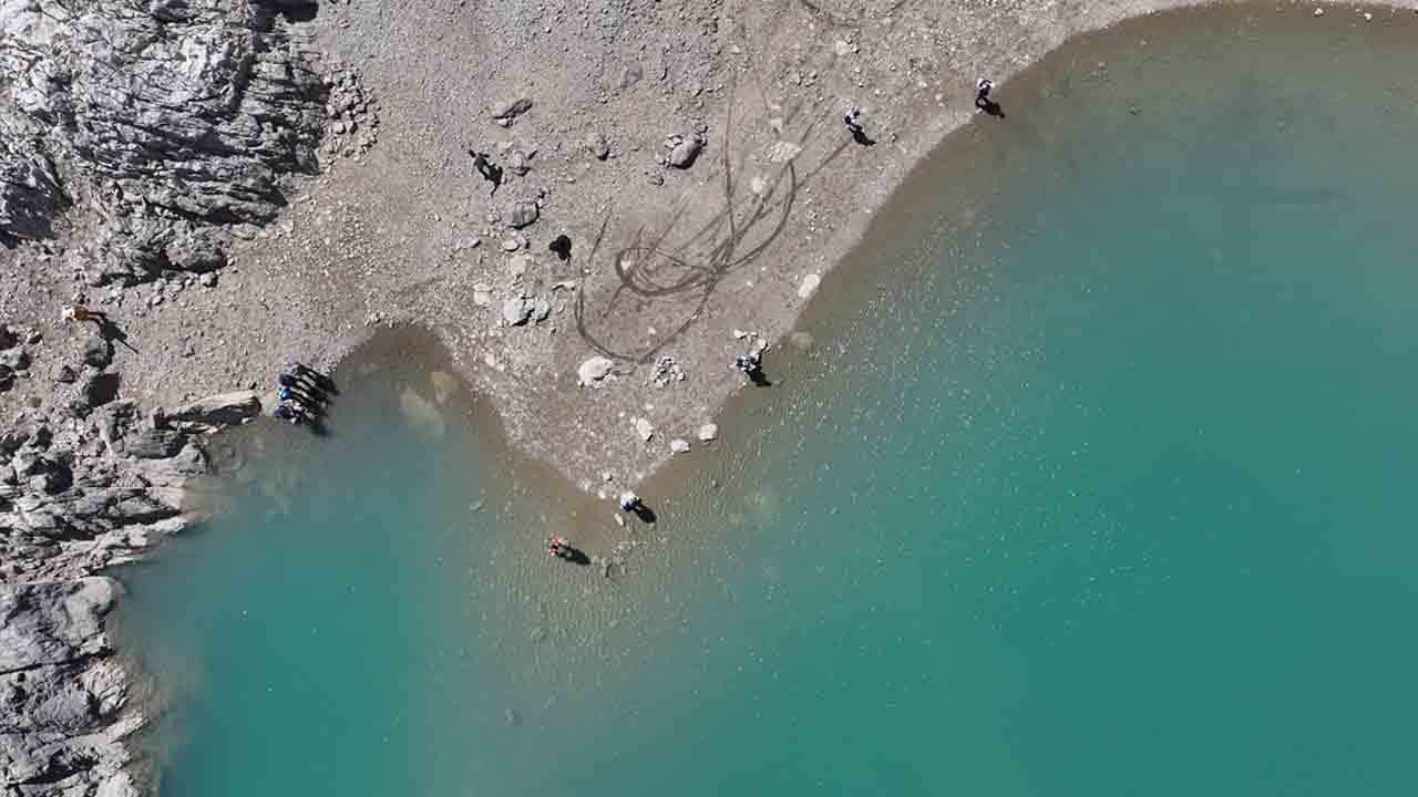 Foto - Adı ‘kara’ ama görüntüsü muhteşem: Karagöl, turkuaz rengiyle büyülüyor