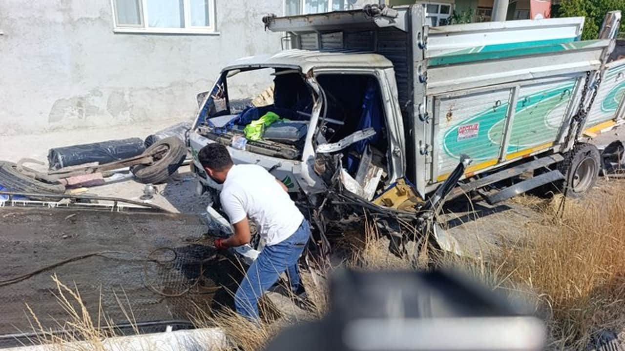 Foto - Afyonkarahisar’da yolcu otobüsü kamyonete çarptı! Feci kazada ölü ve yaralılar var
