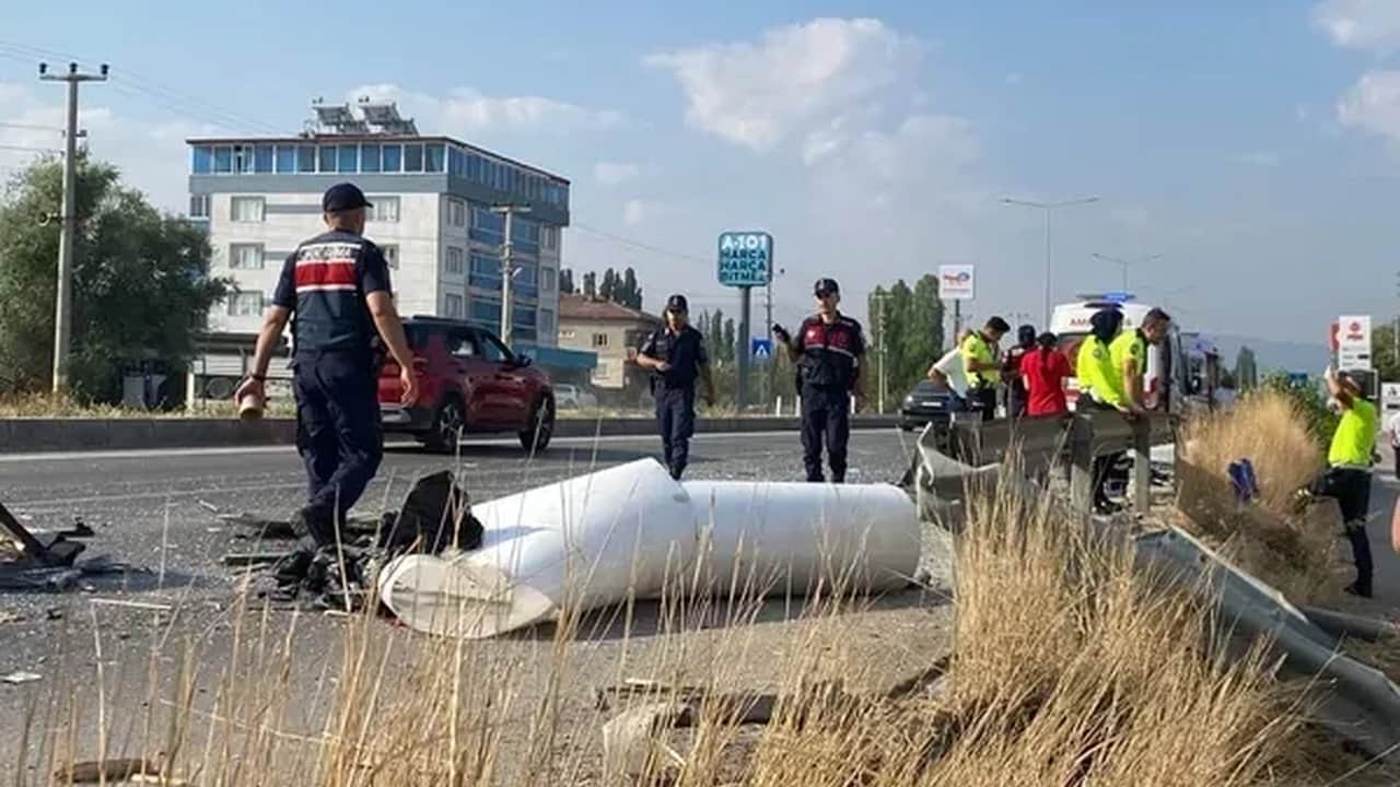 Foto - Afyonkarahisar’da yolcu otobüsü kamyonete çarptı! Feci kazada ölü ve yaralılar var