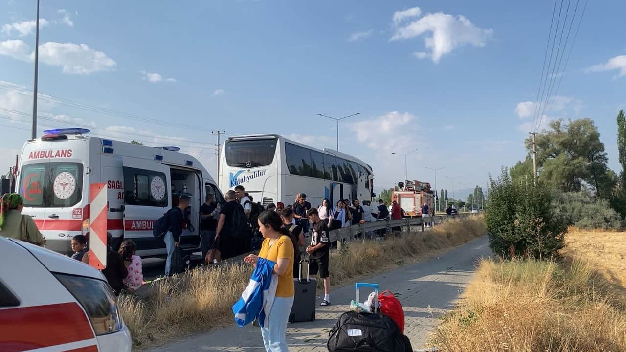 Foto - Afyonkarahisar’da yolcu otobüsü kamyonete çarptı! Feci kazada ölü ve yaralılar var