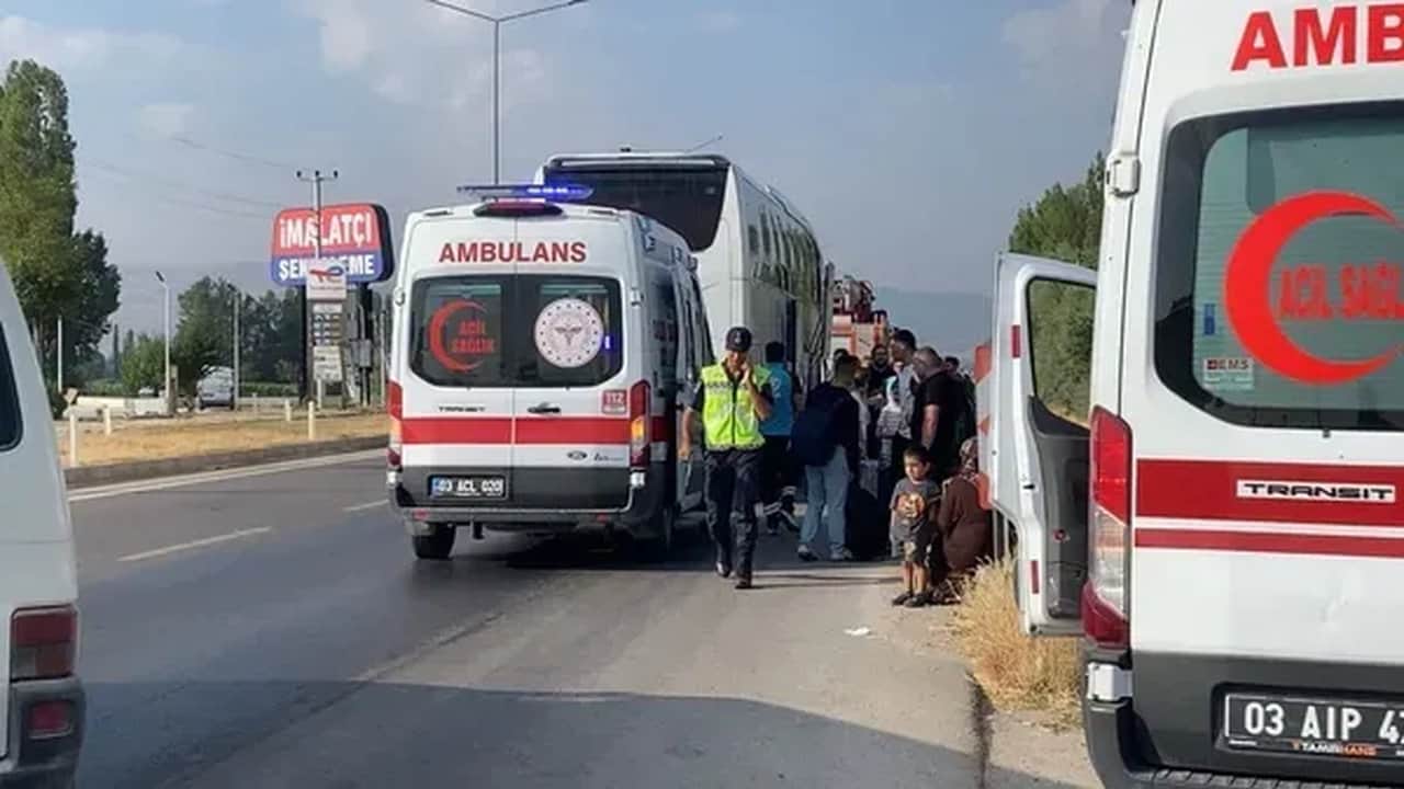 Foto - Afyonkarahisar’da yolcu otobüsü kamyonete çarptı! Feci kazada ölü ve yaralılar var