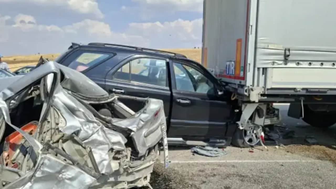 Afyonkarahisar'da zincirleme kaza: 13 araç birbirine girdi!