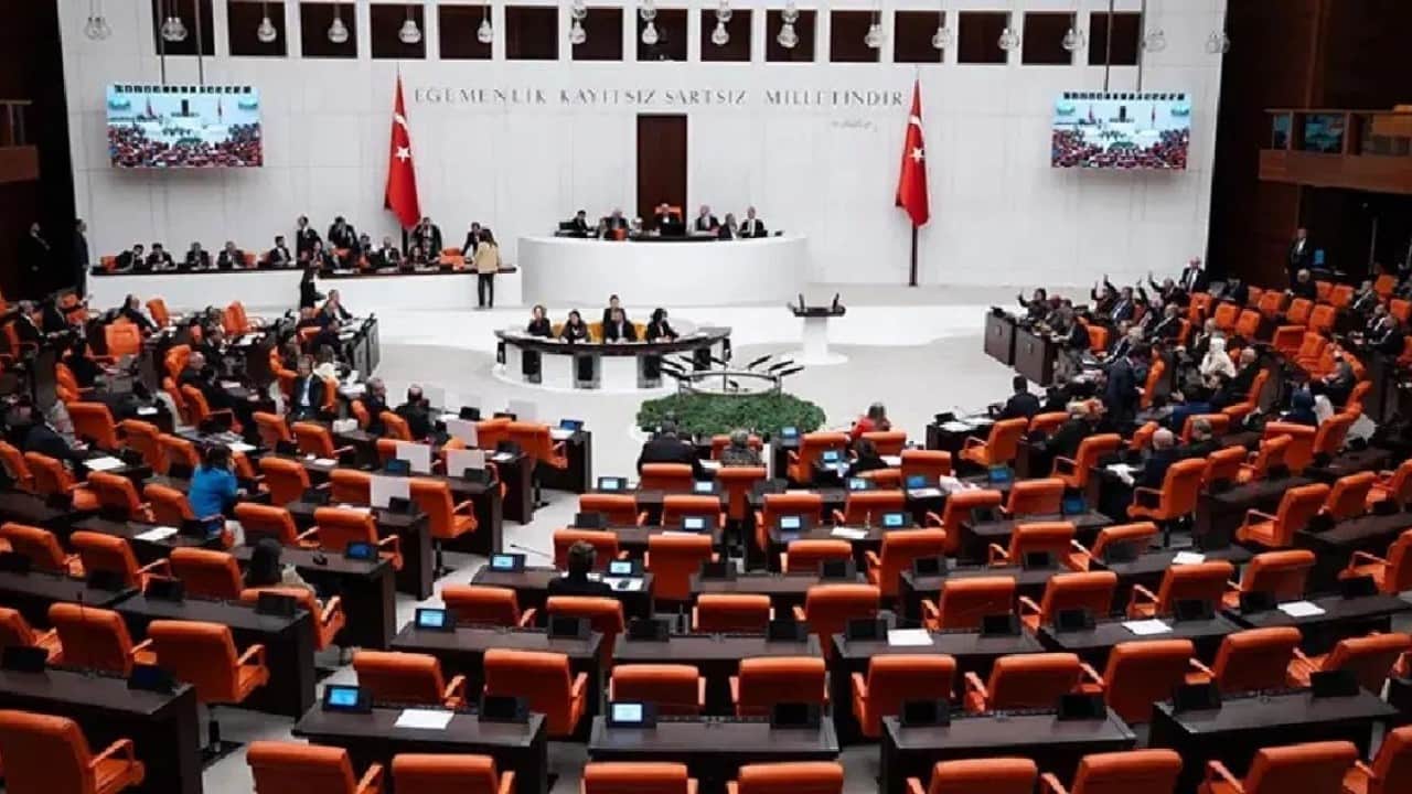 Foto - Ahbap’a milyonlar kaptıran kitle yine dertli: 'Özgür Özel de bizi kandırdı'