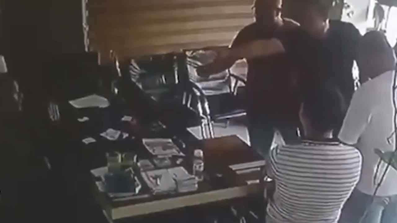 Foto - Akılalmaz anlar! Eleştirileri kaldıramayan belediye başkanı orayı bastı