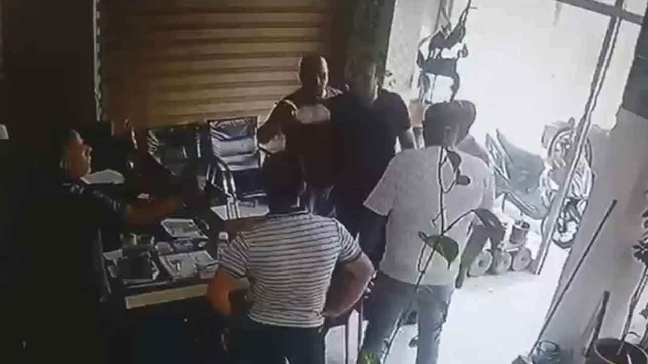 Foto - Akılalmaz anlar! Eleştirileri kaldıramayan belediye başkanı orayı bastı