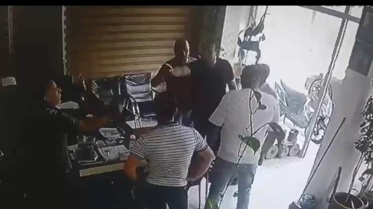 Foto - Akılalmaz anlar! Eleştirileri kaldıramayan belediye başkanı orayı bastı