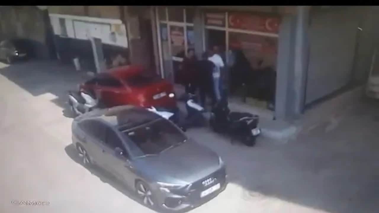 Foto - Akılalmaz anlar! Eleştirileri kaldıramayan belediye başkanı orayı bastı