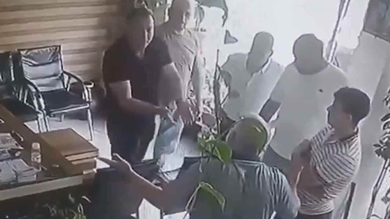 Foto - Akılalmaz anlar! Eleştirileri kaldıramayan belediye başkanı orayı bastı