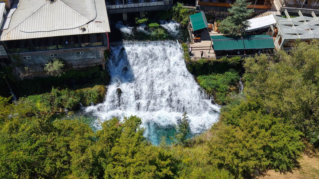 Foto - Akın akın turkuaz suları görmeye geliyorlar! Dünyanın en genç şelalesi Türkiye’de
