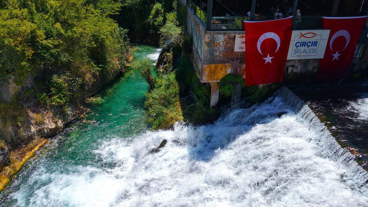 Foto - Akın akın turkuaz suları görmeye geliyorlar! Dünyanın en genç şelalesi Türkiye’de