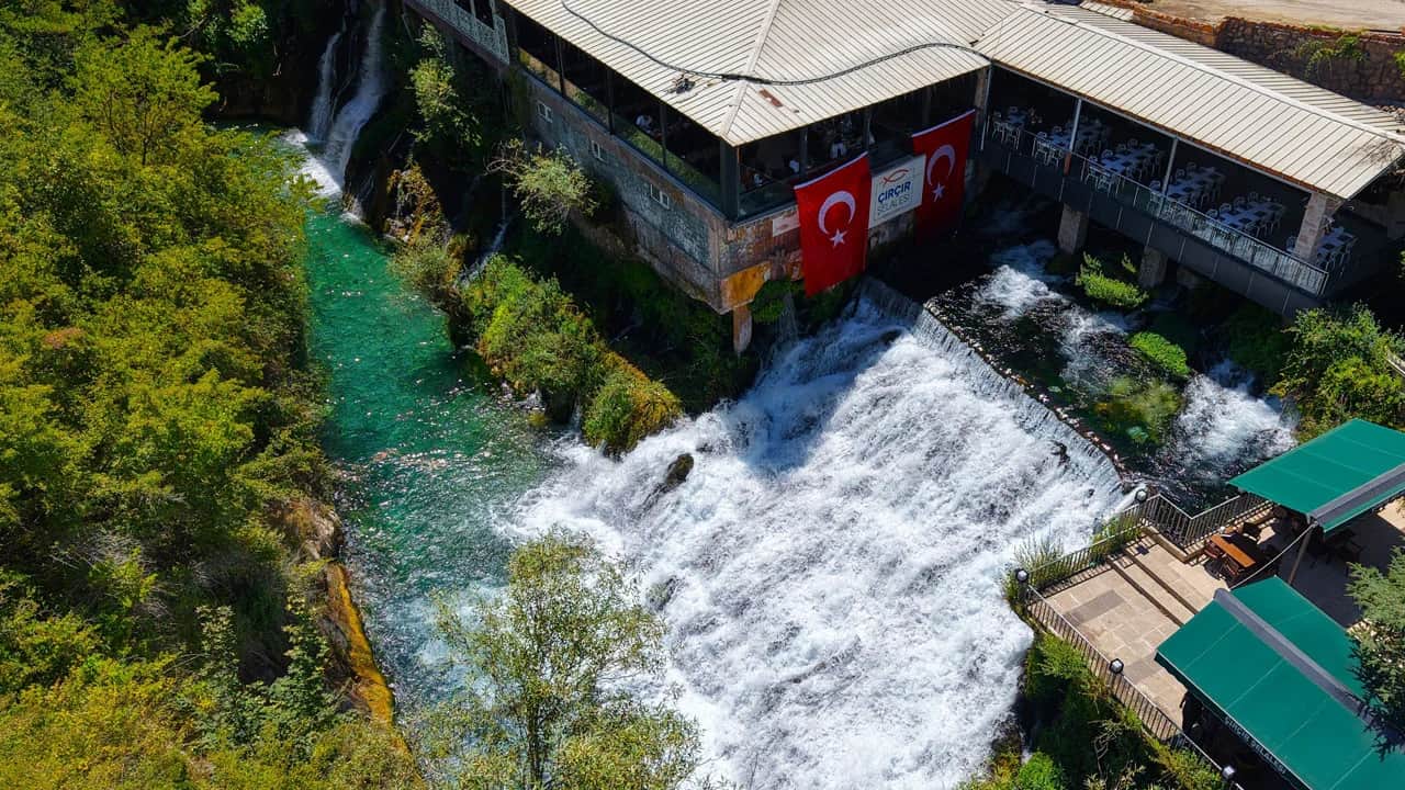 Akın akın turkuaz suları görmeye geliyorlar! Dünyanın en genç şelalesi Türkiye’de