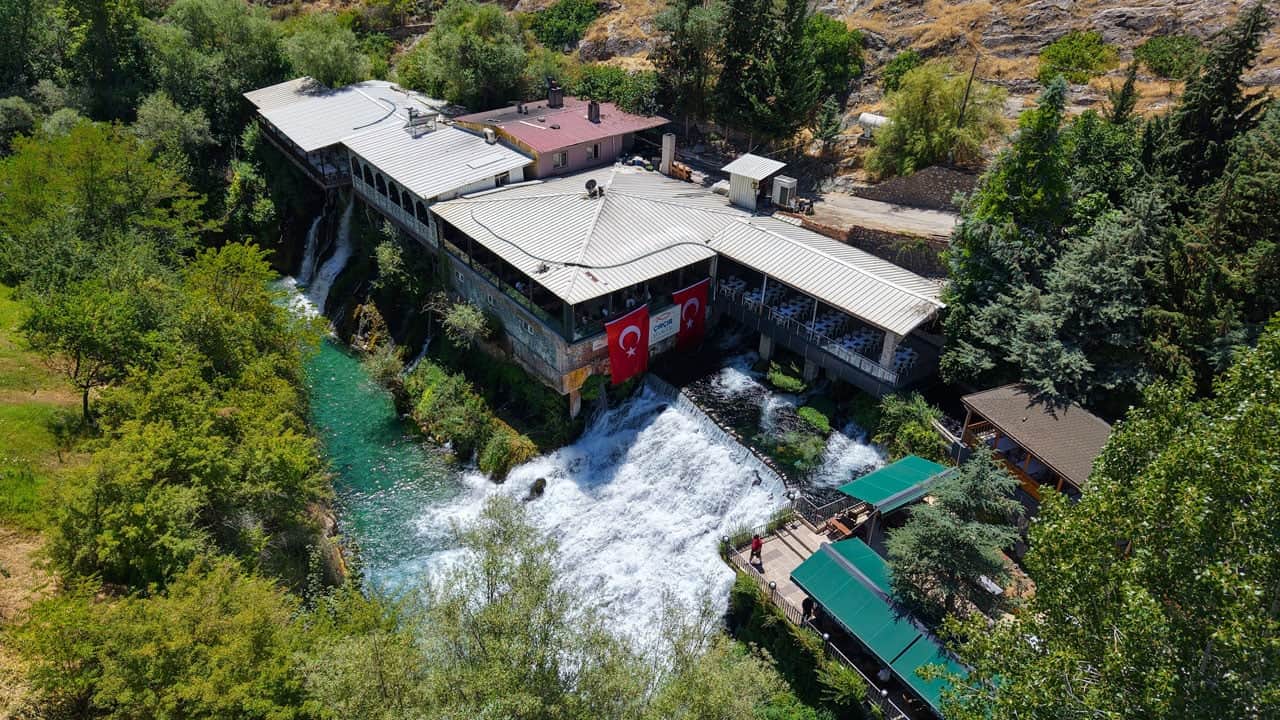 Foto - Akın akın turkuaz suları görmeye geliyorlar! Dünyanın en genç şelalesi Türkiye’de