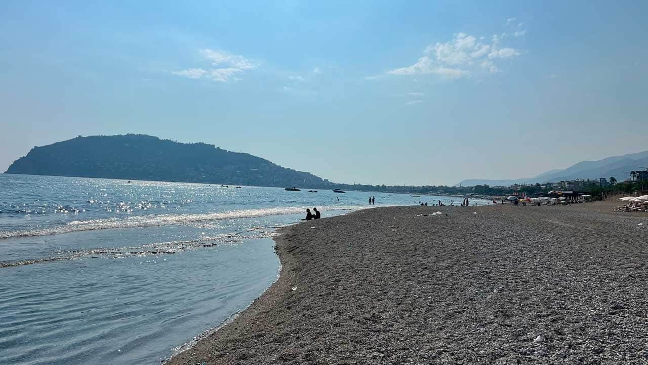 Alanya sahillerini zehirleyen kirli tezgah deşifre oldu! CHP’li belediye çevre felaketini bahane edip faturayı başkasına kesti!