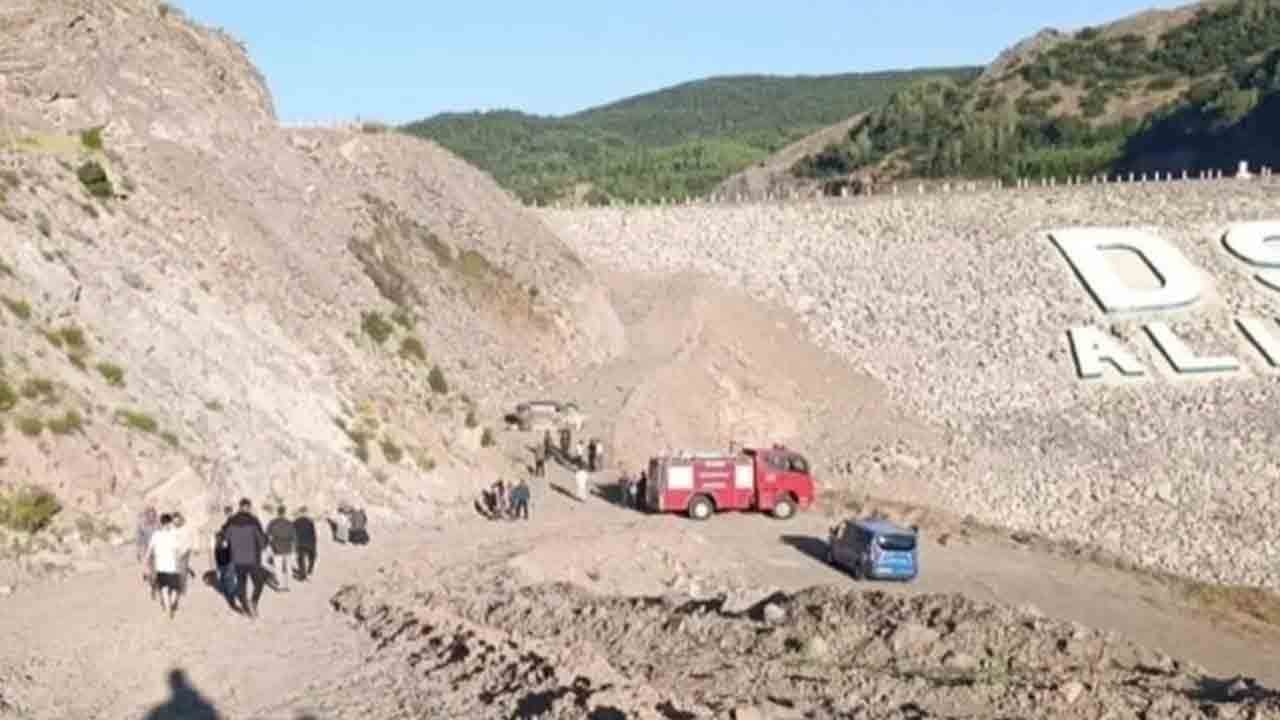 Foto - Alucra’daki feci kaza yürekleri dağladı: Araç şarampole yuvarlandı aynı aileden 3 kişi can verdi