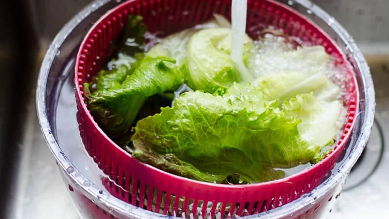 Aman dikkat! Marketlerde satılan hazır salataları yeniden yıkamak doğru mu?